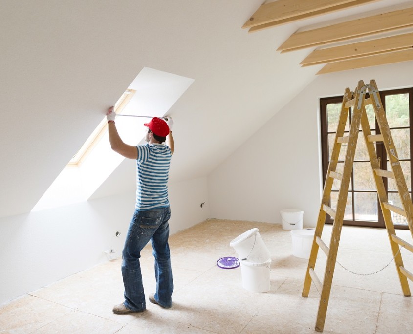 Fenster im Neubau aufmessen Bei dem Aufmaß der Fenster wird die Mauerlichte und Laibungshöhe ausgemessen, um die Einbaugröße des Fensters zu bestimmen.
