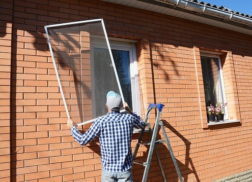 Montage Insektenschutz Die meisten Fliegengitter mit Spannrahmen können zum Insektenschutz einfach in den Fensterrahmen gespannt werden.
