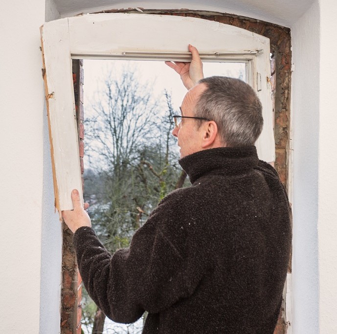 Fenstermontage - Demontage der alten Fenster Vor dem Einbau der neuen Fenster werden die alten Fenster demontiert.