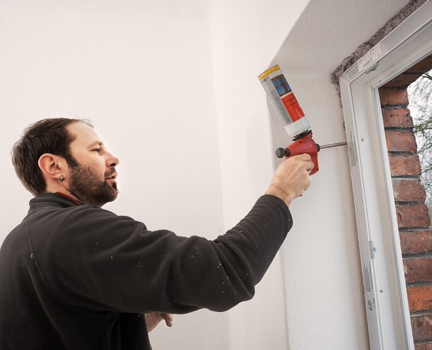 Fenstermontage - Fugendämmung mit PU-Schaum Nach dem Einsetzen des Fensterrahmens werden die Fugen mit PU-Schaum gedämmt.