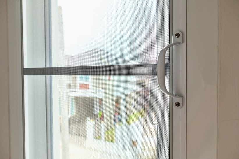 Eine Terrassentür mit passendem Insektenschutz schützt vor lästigen Stechmücken.