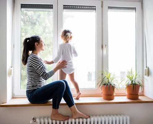 Ein Vorteil neuer Fenster kann ein höheres Gefühl der Behaglichkeit sein.